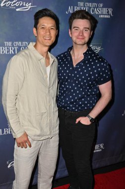 Burbank, CA USA - 7 Eylül 2024: Harry Shum Jr, Chris Colfer, Albert Kasiyerinin Koloni Tiyatrosu 'ndaki açılış gecesine katıldı.