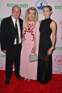 Beverly Hills, CA USA - 5 Ekim 2024: Ken Rickel, Nancy Davis, Isabella Rickel 2024 Umut Atlıkarıncalı Balosu 'na katıldı.