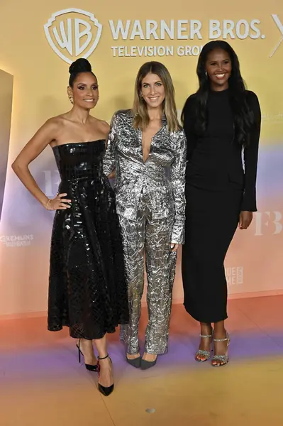 Los Angeles, CA USA - 10 Ekim 2024: Racquel Chevremont, Erin Lichy, Ubah Hassan Warner Bros. Television Group 'un Sonbahar TV Sezon Kutlamasına katıldı.