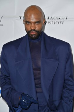 Hollywood CA USA - 13 Kasım 2024: Carl Clemons-Hopkins Los Angeles 'taki Mavi Ceket Moda Gösterisine katıldı.