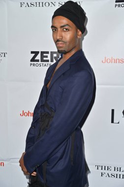 Hollywood CA USA - 13 Kasım 2024: Tay Atkins Los Angeles 'taki Mavi Ceket Moda Gösterisine katıldı.