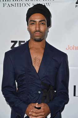 Hollywood CA USA - 13 Kasım 2024: Tay Atkins Los Angeles 'taki Mavi Ceket Moda Gösterisine katıldı.