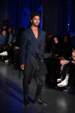 Hollywood CA USA - 13 Kasım 2024: Tay Atkins Los Angeles 'taki Mavi Ceket Moda Gösterisine katıldı.