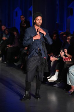 Hollywood CA USA - 13 Kasım 2024: Tay Atkins Los Angeles 'taki Mavi Ceket Moda Gösterisine katıldı.