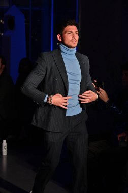 Hollywood CA USA - 13 Kasım 2024: Robert Scott Wilson Los Angeles 'taki Mavi Ceket Moda Gösterisine katıldı.