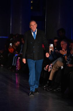 Hollywood CA USA - 13 Kasım 2024: Michael Richards Los Angeles 'taki Mavi Ceket Moda Gösterisine katıldı.