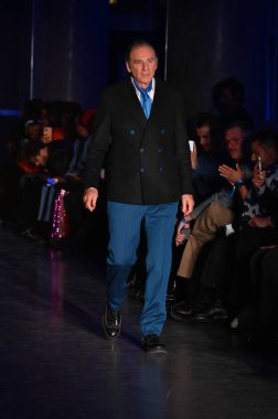 Hollywood CA USA - 13 Kasım 2024: Michael Richards Los Angeles 'taki Mavi Ceket Moda Gösterisine katıldı.