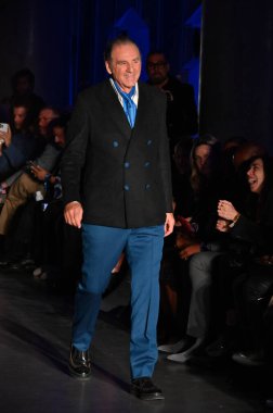 Hollywood CA USA - 13 Kasım 2024: Michael Richards Los Angeles 'taki Mavi Ceket Moda Gösterisine katıldı.