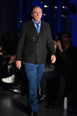 Hollywood CA USA - 13 Kasım 2024: Michael Richards Los Angeles 'taki Mavi Ceket Moda Gösterisine katıldı.