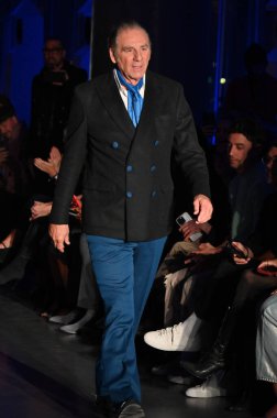 Hollywood CA USA - 13 Kasım 2024: Michael Richards Los Angeles 'taki Mavi Ceket Moda Gösterisine katıldı.