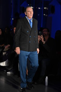 Hollywood CA USA - 13 Kasım 2024: Michael Richards Los Angeles 'taki Mavi Ceket Moda Gösterisine katıldı.