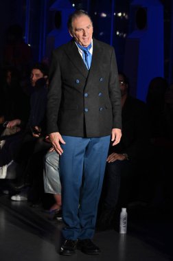 Hollywood CA USA - 13 Kasım 2024: Michael Richards Los Angeles 'taki Mavi Ceket Moda Gösterisine katıldı.