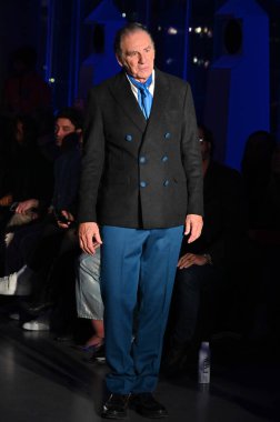 Hollywood CA USA - 13 Kasım 2024: Michael Richards Los Angeles 'taki Mavi Ceket Moda Gösterisine katıldı.