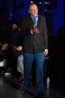 Hollywood CA USA - 13 Kasım 2024: Michael Richards Los Angeles 'taki Mavi Ceket Moda Gösterisine katıldı.