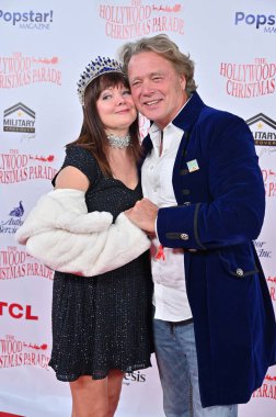 Hollywood, CA USA - 1 Aralık 2024: Dee Dee Sorvino, John Schneider 92..