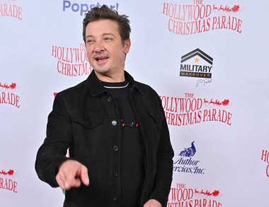 Hollywood, CA USA - 1 Aralık 2024: Jeremy Renner 92. Geleneksel Hollywood Noel Töreni 'ne katıldı.