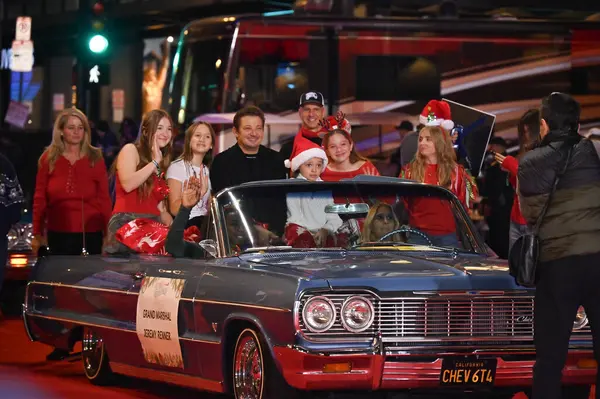 Hollywood, CA USA - 1 Aralık 2024: Jeremy Renner 92. Geleneksel Hollywood Noel Töreni 'ne katıldı.