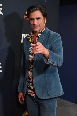 Los Angeles, CA USA - 4 Aralık 2024: John Stamos Görünmez Raptor filminin prömiyerine katıldı.