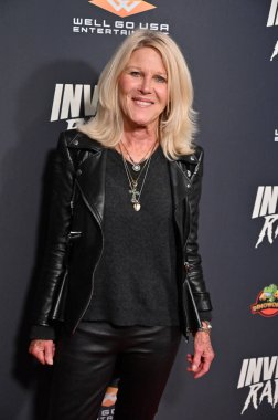 Los Angeles, CA USA - 4 Aralık 2024: Alley Mills Görünmez Raptor filminin prömiyerine katıldı.