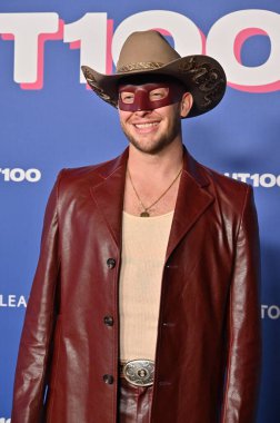 Hollywood, CA USA - 11 Aralık 2024: Orville Peck 2024-100 Kutlamasına katıldı.