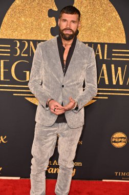 Hollywood, CA USA - 7 Şubat 2025: Joel Smallbone 32. Geleneksel Film Yönetmeni Faith and Values Ödülleri 'ne katıldı