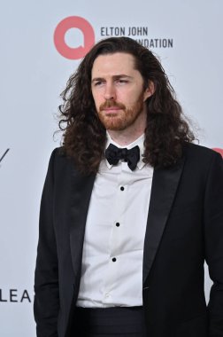 Batı Hollywood, CA USA - 2 Mart 2025: Hozier 33. Elton John AIDS Vakfı Akademisi İzleme Partisine katıldı