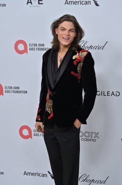 Batı Hollywood, CA USA - 2 Mart 2025: Damian Hurley 33. Geleneksel Elton John AIDS Vakfı Akademisi İzleme Partisine katıldı