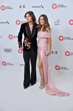 Batı Hollywood, CA USA - 2 Mart 2025: Damian Hurley, Elizabeth Hurley 33. Elton John AIDS Vakfı Akademisi İzleme Partisine katıldı