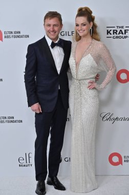 Batı Hollywood, CA USA - 2 Mart 2025: Chris Hardwick, Lydia Hearst 33. Elton John AIDS Vakfı Akademisi İzleme Partisine katıldı