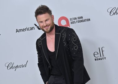 Batı Hollywood, CA USA - 2 Mart 2025: Bobby Berk 33. Elton John AIDS Vakfı Akademi Ödülleri İzleme Partisine katıldı