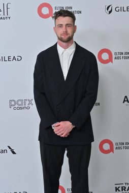 Batı Hollywood, CA USA - 1 Mart 2025: Harry Jowsey 33. Geleneksel Elton John AIDS Vakfı Akademi Ödülleri İzleme Partisine katıldı
