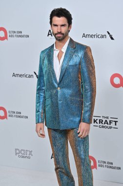 Batı Hollywood, CA USA - 1 Mart 2025: Nikola Mas 33. Geleneksel Elton John AIDS Vakfı Akademisi Görme Partisi 'ne katıldı