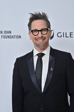 Batı Hollywood, CA USA - 1 Mart 2025: Dan Bucatinsky 33. Elton John AIDS Vakfı Akademi Ödülleri İzleme Partisine katıldı