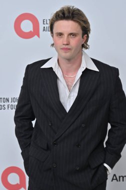 Batı Hollywood, CA USA - 1 Mart 2025: George Sear 33. Elton John AIDS Vakfı Akademi Ödülleri İzleme Partisine katıldı