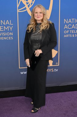 Los Angeles, CA USA - 15 Mart 2025: Suzanne Todd 3. Geleneksel Çocuk ve Aile Emmy Ödülleri 'ne katıldı