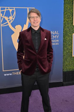 Los Angeles, CA USA - 15 Mart 2025: Adrian Cox 3. Geleneksel Çocuk ve Aile Emmy Ödüllerine katıldı