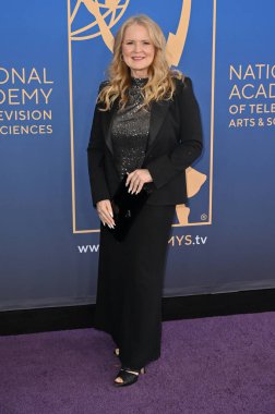 Los Angeles, CA USA - 15 Mart 2025: Suzanne Todd 3. Yıllık Çocuk ve Aile Emmy Ödülleri 'ne katıldı