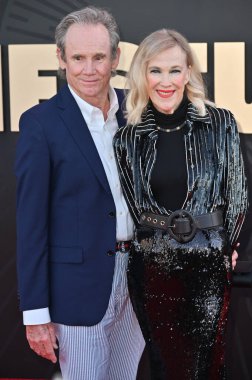 Hollywood, CA USA - 24 Mart 2025: Bo Welch, Catherine O 'Hara Apple TV' ye katıldı The Studio World Premiere Screening