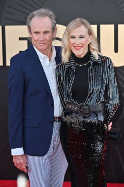 Hollywood, CA USA - 24 Mart 2025: Bo Welch, Catherine O 'Hara Apple TV' ye katıldı The Studio World Premiere Screening