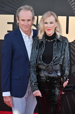 Hollywood, CA USA - 24 Mart 2025: Bo Welch, Catherine O 'Hara Apple TV' ye katıldı The Studio World Premiere Screening