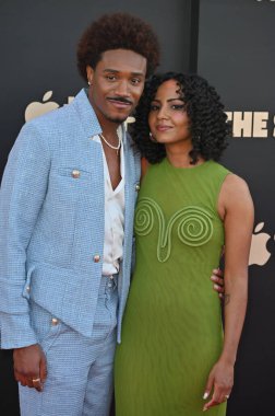 Hollywood, CA USA - 24 Mart 2025: Dewayne Perkins, Frida Perez Apple TV 'ye katıldı The Studio World Premiere Screening