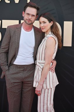 Hollywood, CA USA - 24 Mart 2025: Patrick J. Adams, Troian Bellisario Apple TV 'ye katıldı The Studio World Premiere Screening