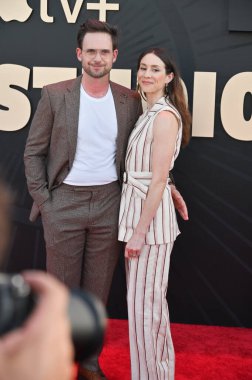Hollywood, CA USA - 24 Mart 2025: Patrick J. Adams, Troian Bellisario Apple TV 'ye katıldı The Studio World Premiere Screening
