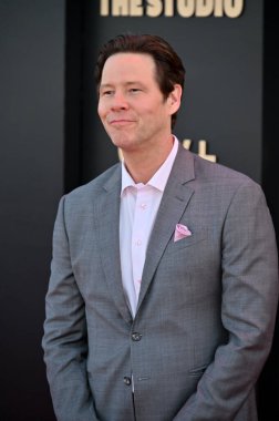 Hollywood, CA USA - 24 Mart 2025: Ike Barinholtz Apple TV 'ye katılıyor The Studio World Premiere Screening
