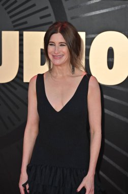 Hollywood, CA USA - 24 Mart 2025: Kathryn Hahn Apple TV 'ye katıldı The Studio World Premiere Screening