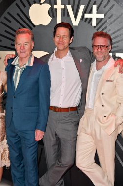 Hollywood, CA USA - 24 Mart 2025: Bryan Cranston, Ike Barinholtz, Seth Rogen Apple TV 'ye katıldı The Studio World Premiere Screening