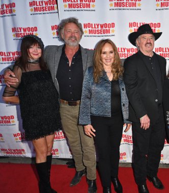 Hollywood, CA USA - 27 Mart 2025: Dee Dee Benkie, John Schneider, Catherine Bach, Tom Wopat Hollywood Müzeleri ICONIC RIDES