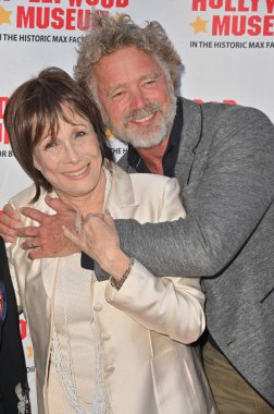 Hollywood, CA USA - 27 Mart 2025: Michele Lee, John Schneider Hollywood Müzeleri ICONIC RIDES Sergisi 'ne katıldı