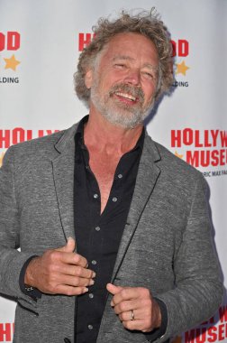 Hollywood, CA USA - 27 Mart 2025: John Schneider, Hollywood Müzeleri ICONIC RIDES Sergisi 'ne katıldı
