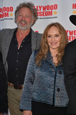 Hollywood, CA USA - 27 Mart 2025: John Schneider, Catherine Bach Hollywood Müzeleri ICONIC RIDES Sergisi 'ne katıldı